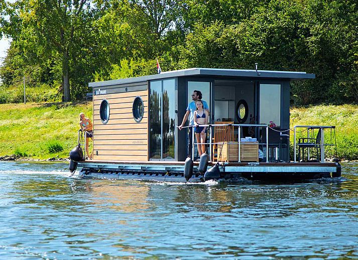 Guest house 050506 • Holiday property Limburg • Geweldige 4 persoons Houseboat in een Belgische jachthaven 