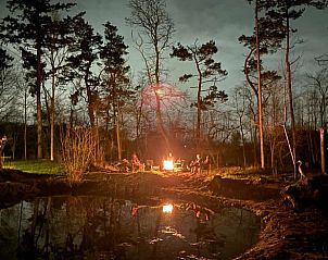 Gezellige avond bij het kampvuur naast het Vakantiehuisje in Lokeren, geniet van de rust en natuur in Oost-Vlaanderen, Belgi.