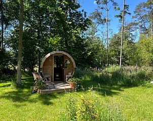 Unieke houten sauna bij Vakantiehuisje in Lokeren, omringd door groen, voor een ontspannen verblijf in Oost-Vlaanderen, Belgi.