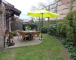Gezellig terras bij Casa Rosalie in Lokeren, vakantiehuis met tuinmeubilair en parasol in Oost-Vlaanderen, Belgi.