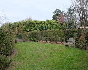 Groene tuin van Casa Rosalie in Lokeren, vakantiehuis met zitbank omringd door natuur in Oost-Vlaanderen, Belgi.