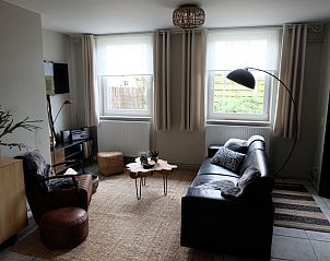 Stijlvolle woonkamer van Casa Rosalie in Lokeren, vakantiehuis met comfortabele zithoek in Oost-Vlaanderen, Belgi.