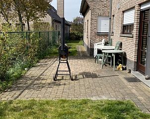 Ruim terras bij Huis Godelieve in Lokeren, Oost-Vlaanderen, ideaal voor ontspannen buiten in dit vakantiehuis.