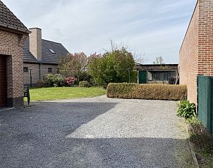 Achtertuin van Huis Godelieve in Lokeren, Oost-Vlaanderen, met veel groen en privacy, perfect voor een vakantiehuis.