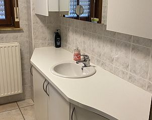 Moderne badkamer met wastafel in Huis Godelieve, een comfortabel vakantiehuis in Lokeren, Oost-Vlaanderen.