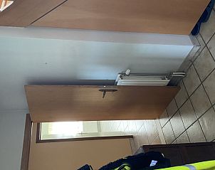 Ingang en hal van Huis Godelieve in Lokeren, Oost-Vlaanderen, met een warme en uitnodigende sfeer voor gasten.