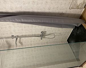 Stijlvolle douche in de badkamer van Huis Godelieve, een vakantiehuis in Lokeren, Oost-Vlaanderen, met moderne faciliteiten.