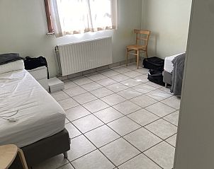Lichte slaapkamer in Huis Godelieve, een vakantiehuis in Lokeren, Oost-Vlaanderen, biedt comfort en rust.