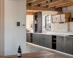 Stijlvolle keuken in Vakantiehuis in Wachtebeke, Oost-Vlaanderen, Belgi, met moderne voorzieningen en houten accenten.