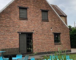 Gezellig terras bij Vakantiehuisje in Wachtebeke, Oost-Vlaanderen, ideaal voor ontspanning en buitenmaaltijden in een landelijke setting.