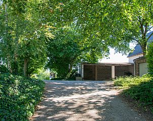 Ingang van Vakantiehuis in Herderen, omgeven door groene natuur in Limburg, Belgi, biedt rust en privacy voor een ontspannen verblijf.