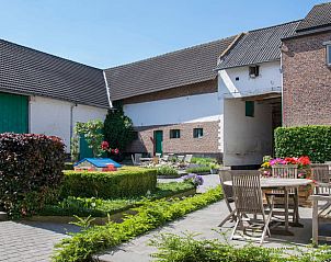 Gezellig terras bij Vakantiehuis in Herderen, Limburg, Belgi met tuin en zitruimte voor ontspanning in de zon.