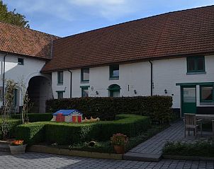 Vakantiehuis in Herderen, Limburg, Belgi met charmante binnenplaats en traditionele architectuur.