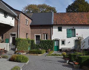 Charmant vakantiehuis in Herderen, Limburg, Belgi met een uitnodigend terras en groene omgeving.