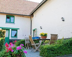 Geniet van het zonnige terras bij Vakantiehuis in Herderen, Limburg, Belgi, perfect voor ontspanning in een charmante buitenomgeving.
