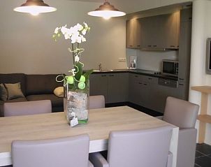 Gezellige binnenruimte van Vakantiehuisje in Herderen, Limburg, Belgi met moderne keuken en comfortabele zithoek.