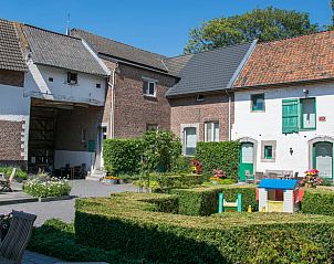 Vakantiehuisje in Herderen, Limburg, Belgi met charmante binnenplaats en groene omgeving, ideaal voor een rustgevende vakantie.