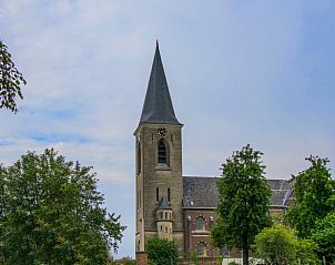 Historische kerk in de buurt van Vakantiehuisje in Herderen, gelegen in het pittoreske Limburg, Belgi, omringd door groene natuur.