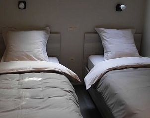 Gezellige slaapkamer in Vakantiehuisje in Herderen, Limburg, Belgi met comfortabele bedden voor een ontspannen verblijf.