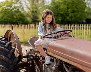 Kind geniet van boerderij-ervaring bij Vakantiehuis in Riemst Millen, Limburg, Belgi, omgeven door groene natuur en rust.