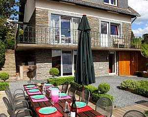 Buitenterras met lange eettafel bij vakantiehuis Chez Mari-Jo in Saint-Jacques, Ardennen, Belgi.