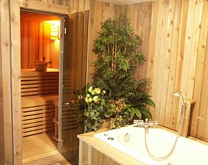 Ontspannende sauna en jacuzzi in Chez Mari-Jo vakantiehuis, Saint-Jacques, Ardennen, Belgi.