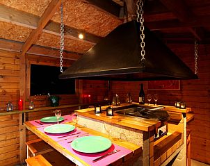 Knusse binnenruimte met barbecue in vakantiehuis Chez Mari-Jo, Saint-Jacques, Ardennen, Belgi.