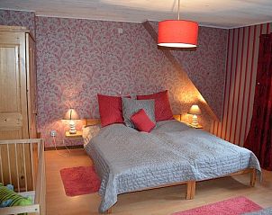 Ruime slaapkamer met tweepersoonsbed in Chez Mari-Jo vakantiehuis, Saint-Jacques, Ardennen, Belgi.