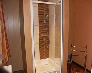 Moderne douche in badkamer van Chez Mari-Jo vakantiehuis, Saint-Jacques, Ardennen, Belgi.