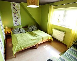 Frisse groene slaapkamer in Chez Mari-Jo vakantiehuis, Saint-Jacques, Ardennen, Belgi met twee eenpersoonsbedden.