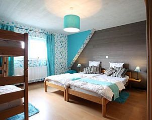 Gezellige slaapkamer met stapelbedden in Chez Mari-Jo vakantiehuis, Saint-Jacques, Ardennen, Belgi.
