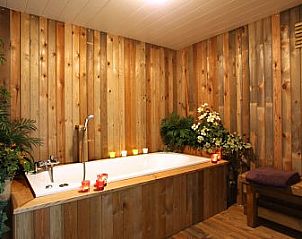 Houten badruimte met kaarsen in Chez Mari-Jo vakantiehuis, Saint-Jacques, Ardennen, Belgi.