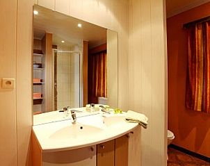 Stijlvolle badkamer met wastafel in vakantiehuis Chez Mari-Jo, Saint-Jacques, Ardennen, Belgi.