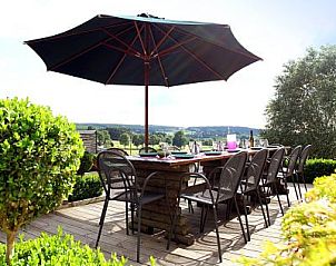 Zonnig terras met parasol bij vakantiehuis Chez Mari-Jo in Saint-Jacques, Ardennen, Belgi.