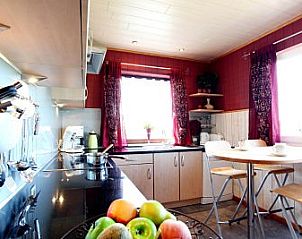 Volledig uitgeruste keuken in Chez Mari-Jo vakantiehuis, Saint-Jacques, Ardennen, Belgi.