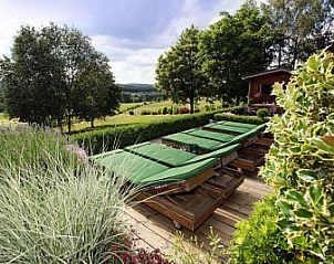 Comfortabele ligstoelen op terras bij Chez Mari-Jo vakantiehuis, Saint-Jacques, Ardennen, Belgi.