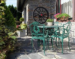 Knus zithoekje op terras bij vakantiehuis Chez Mari-Jo in Saint-Jacques, Ardennen, Belgi.