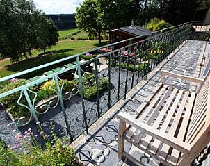Balkon met prachtig uitzicht bij vakantiehuis Chez Mari-Jo in Saint-Jacques, Ardennen, Belgi.