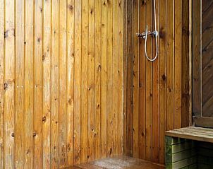 Buitendouche met houten afwerking bij vakantiehuis Chez Mari-Jo in Saint-Jacques, Ardennen, Belgi.