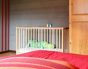 Kinderbedje in slaapkamer van Chez Mari-Jo vakantiehuis, Saint-Jacques, Ardennen, Belgi.