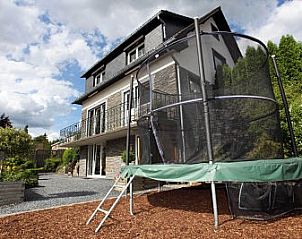 Trampoline in de tuin van vakantiehuis Chez Mari-Jo, Saint-Jacques, Ardennen, Belgi.