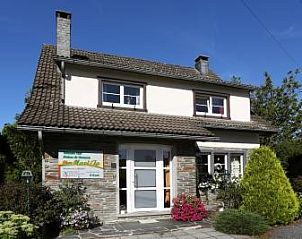 Voorgevel van vakantiehuis Chez Mari-Jo in Saint-Jacques, Ardennen, Belgi met bloeiende tuin.