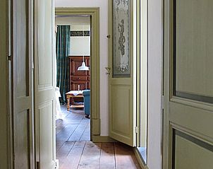 Knusse gang in Vakantiehuis in Mortier, met authentieke details en toegang tot de slaapkamers, Ardennen.