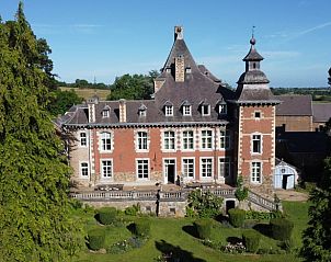 Imposante gevel van Vakantiehuis in Mortier, omringd door natuur in de Ardennen, Luik, Belgi.