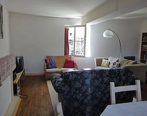 Gezellige binnenruimte van vakantiehuis in Mortier, Ardennen met comfortabele zithoek in Luik, Belgi.